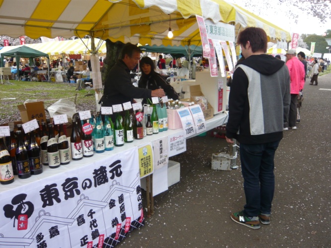 「小金井桜まつり」で地酒を販売しました（東京都酒造組合）　写真