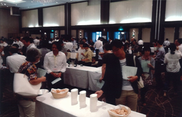 テイスティング会場の様子の写真