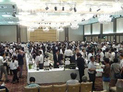 画像：「日本ワインコンクール2017」の一般公開テイスティングの様子の写真