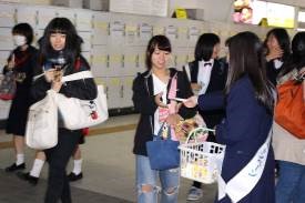 画像：未成年者飲酒防止キャンペーン（甲府駅）の写真